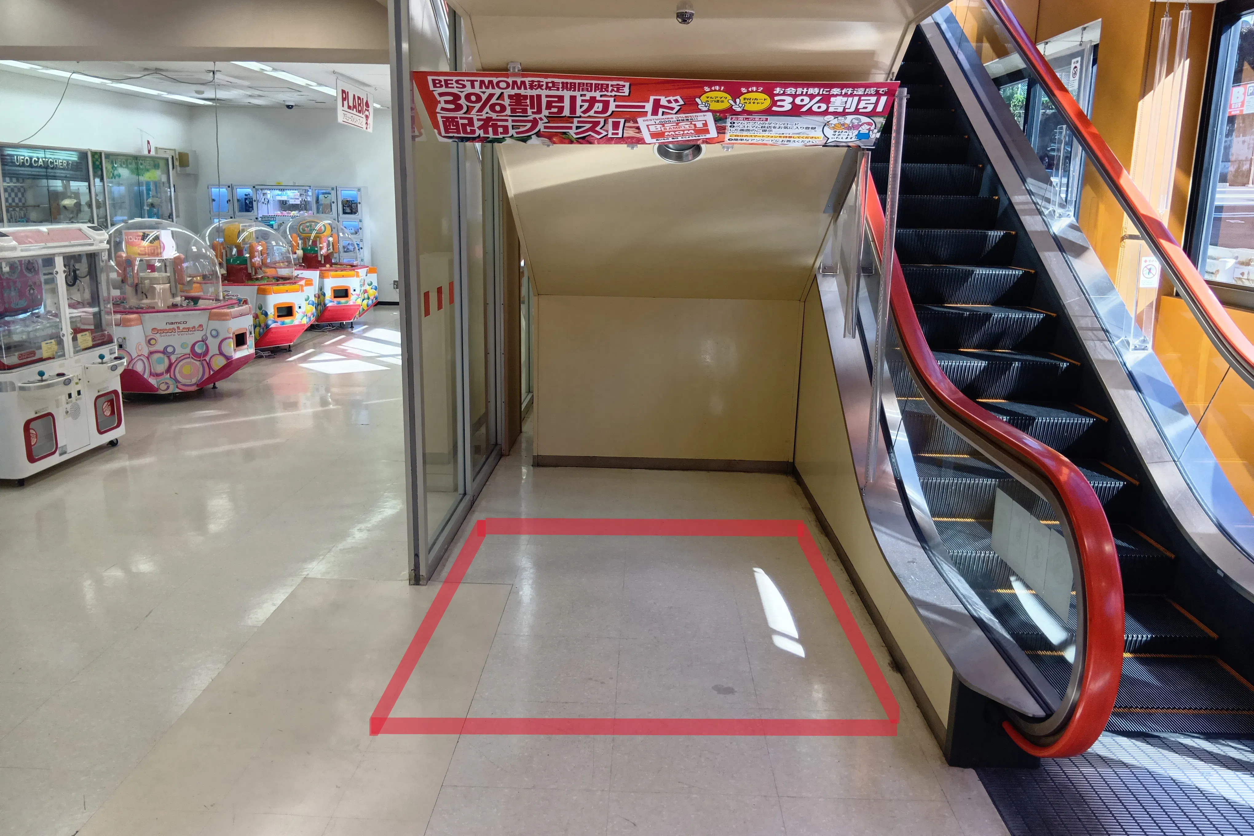 【ベストマム萩店】地下階エスカレーター裏 販促プロモーションや物販に最適なスーパー店内催事イベントスペース