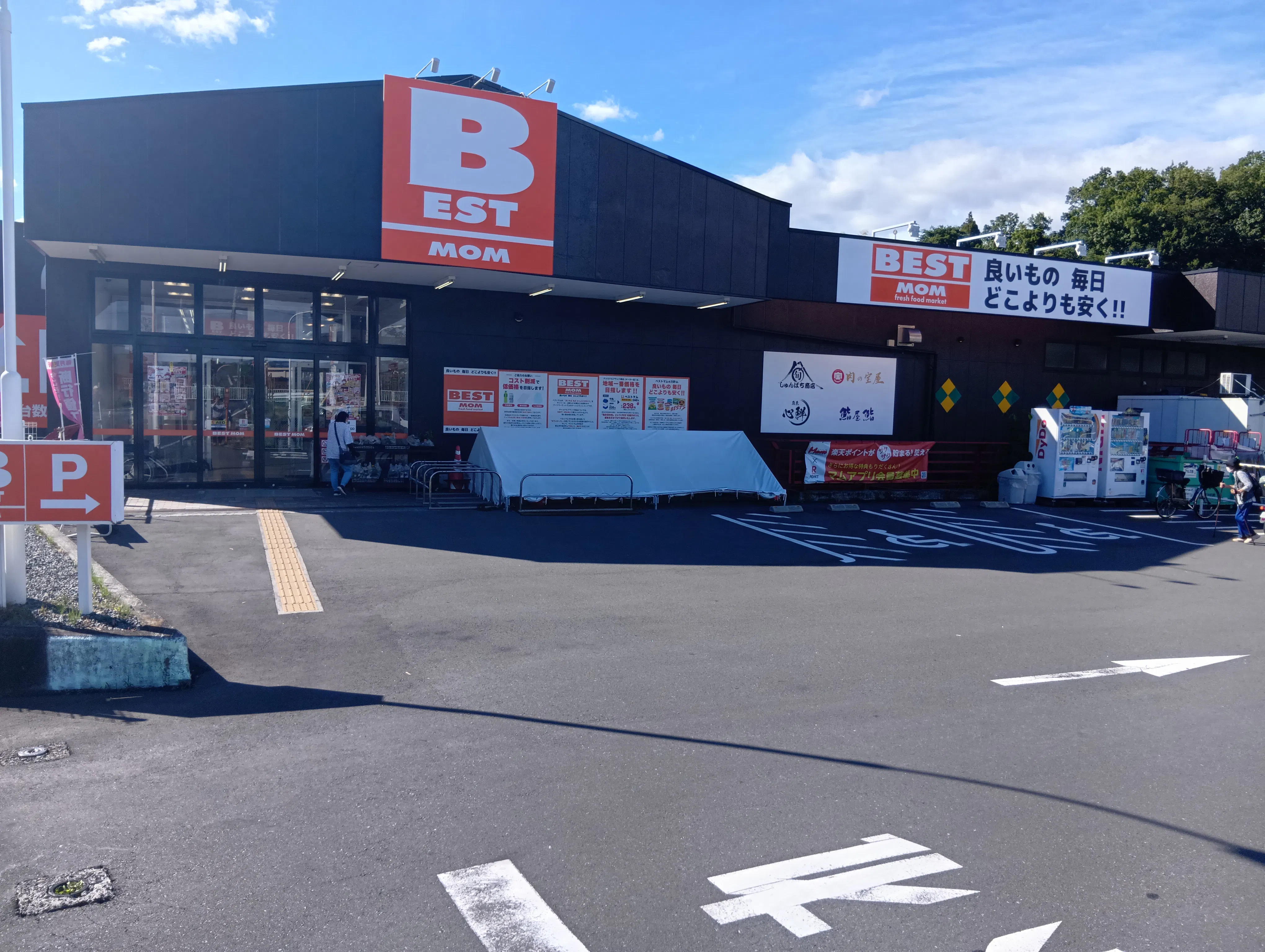 【ベストマム萩店】地下階エスカレーター裏 販促プロモーションや物販に最適なスーパー店内催事イベントスペース
