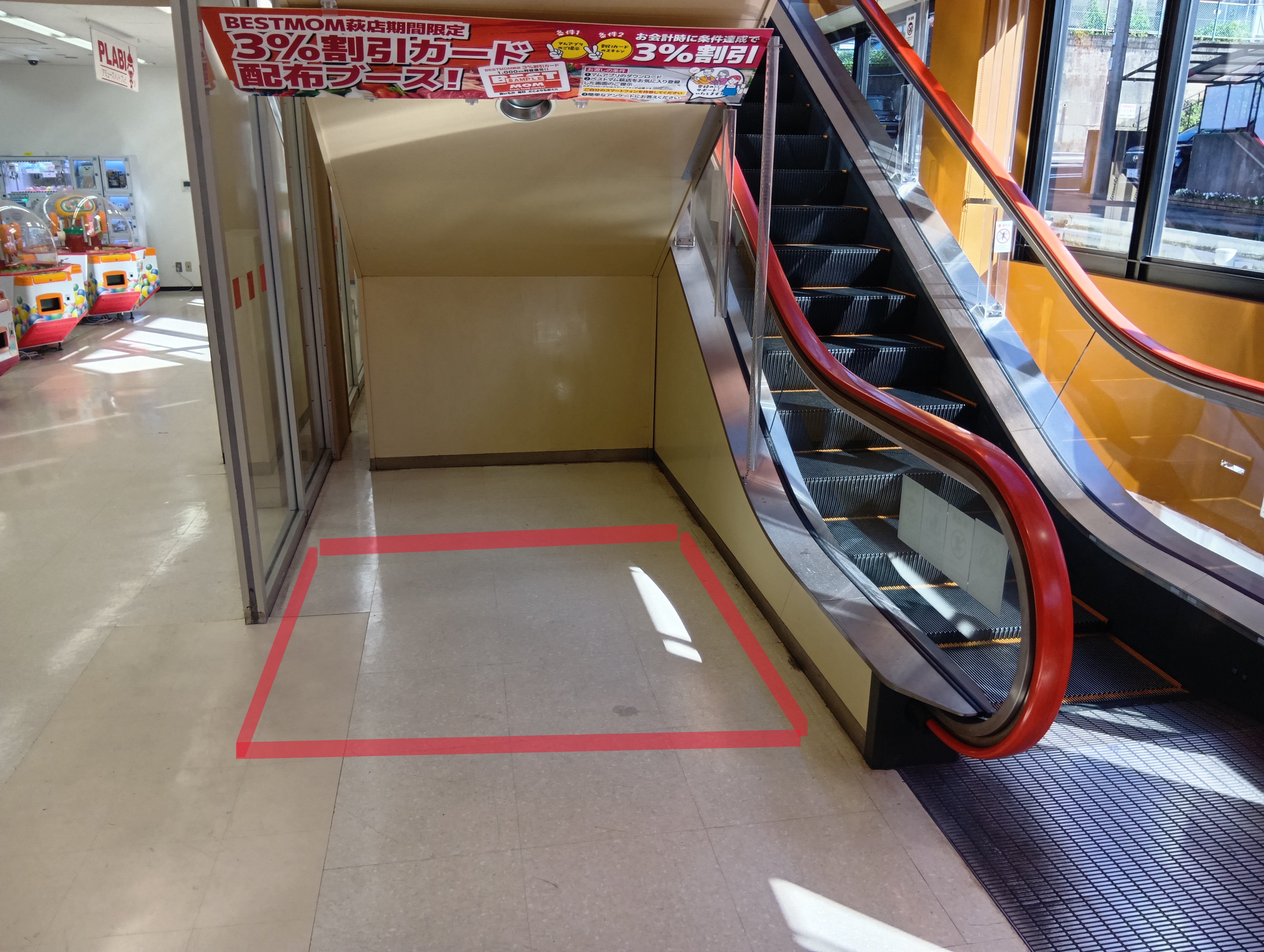 【ベストマム萩店】地下階エスカレーター裏 販促プロモーションや物販に最適なスーパー店内催事イベントスペース