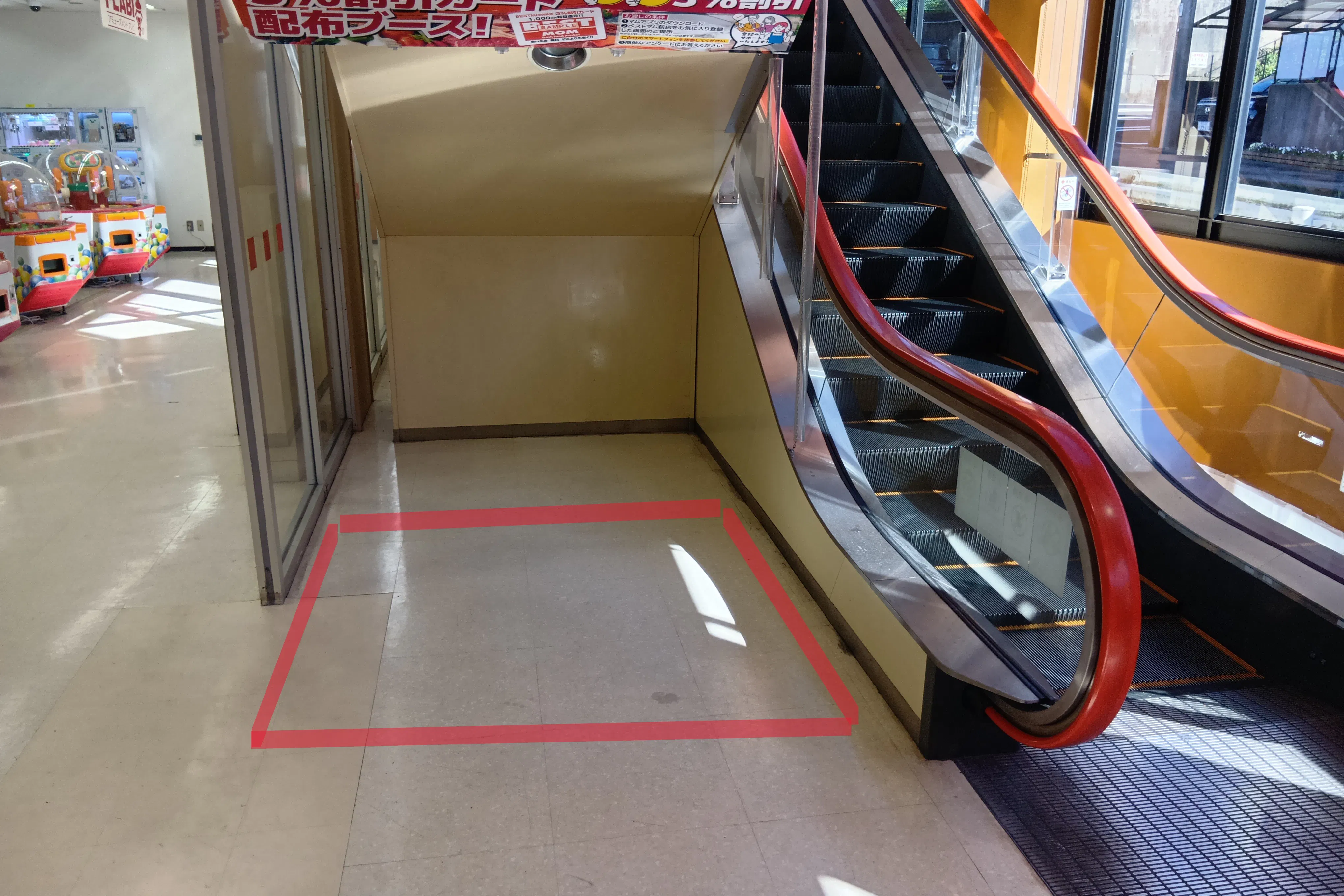 【ベストマム萩店】地下階エスカレーター裏 販促プロモーションや物販に最適なスーパー店内催事イベントスペース