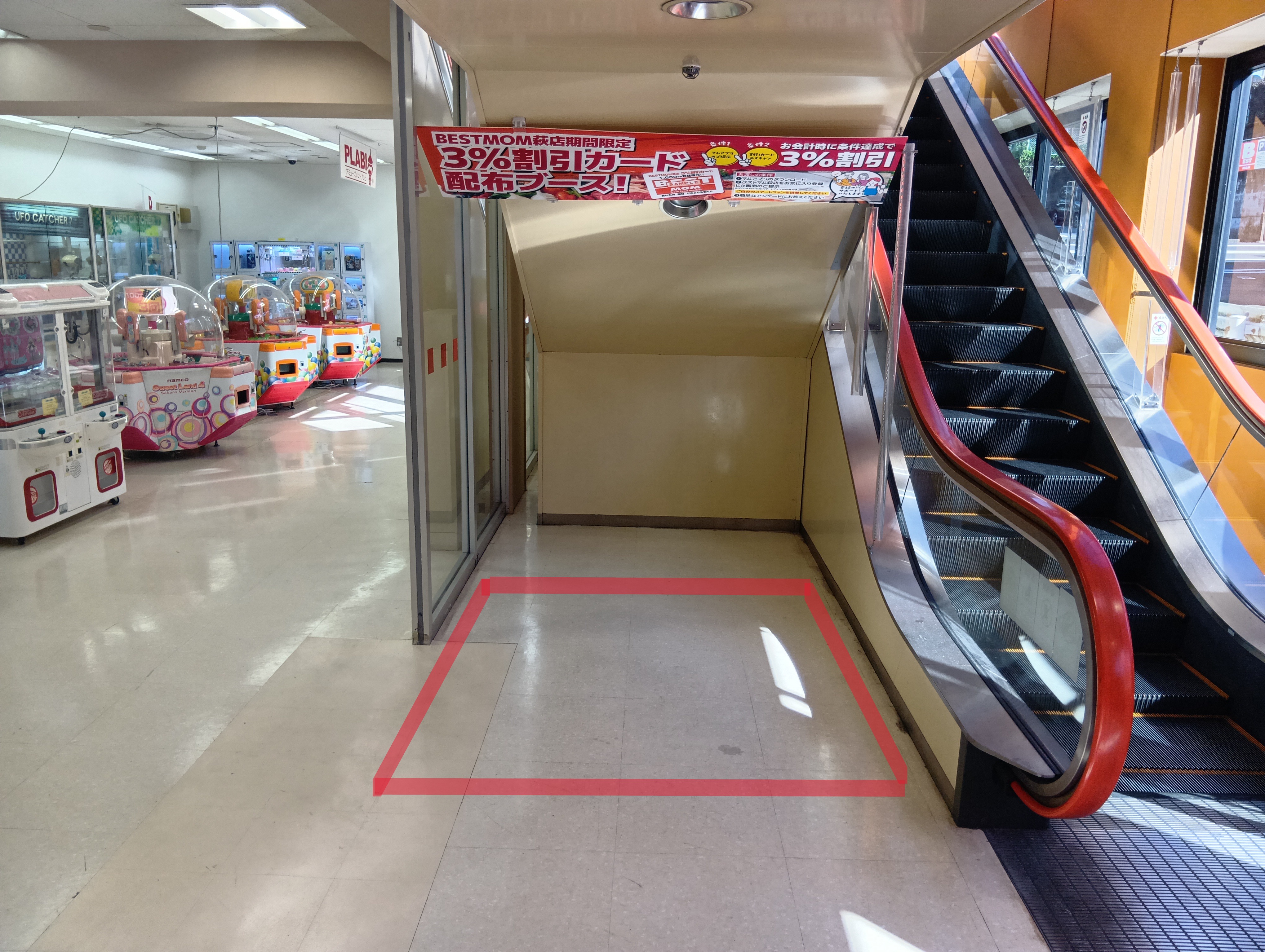 【ベストマム萩店】地下階エスカレーター裏 販促プロモーションや物販に最適なスーパー店内催事イベントスペース