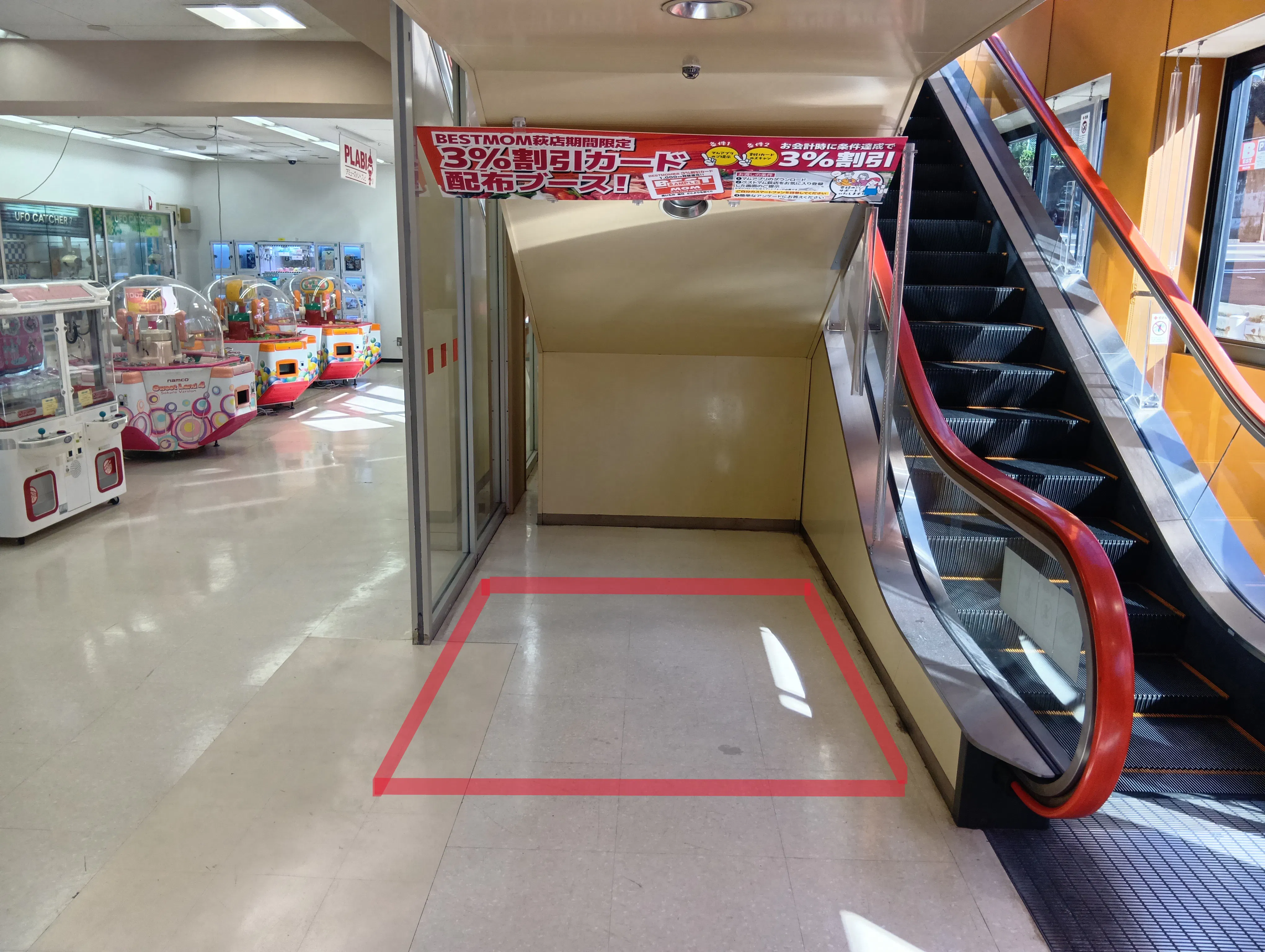 【ベストマム萩店】地下階エスカレーター裏 販促プロモーションや物販に最適なスーパー店内催事イベントスペース