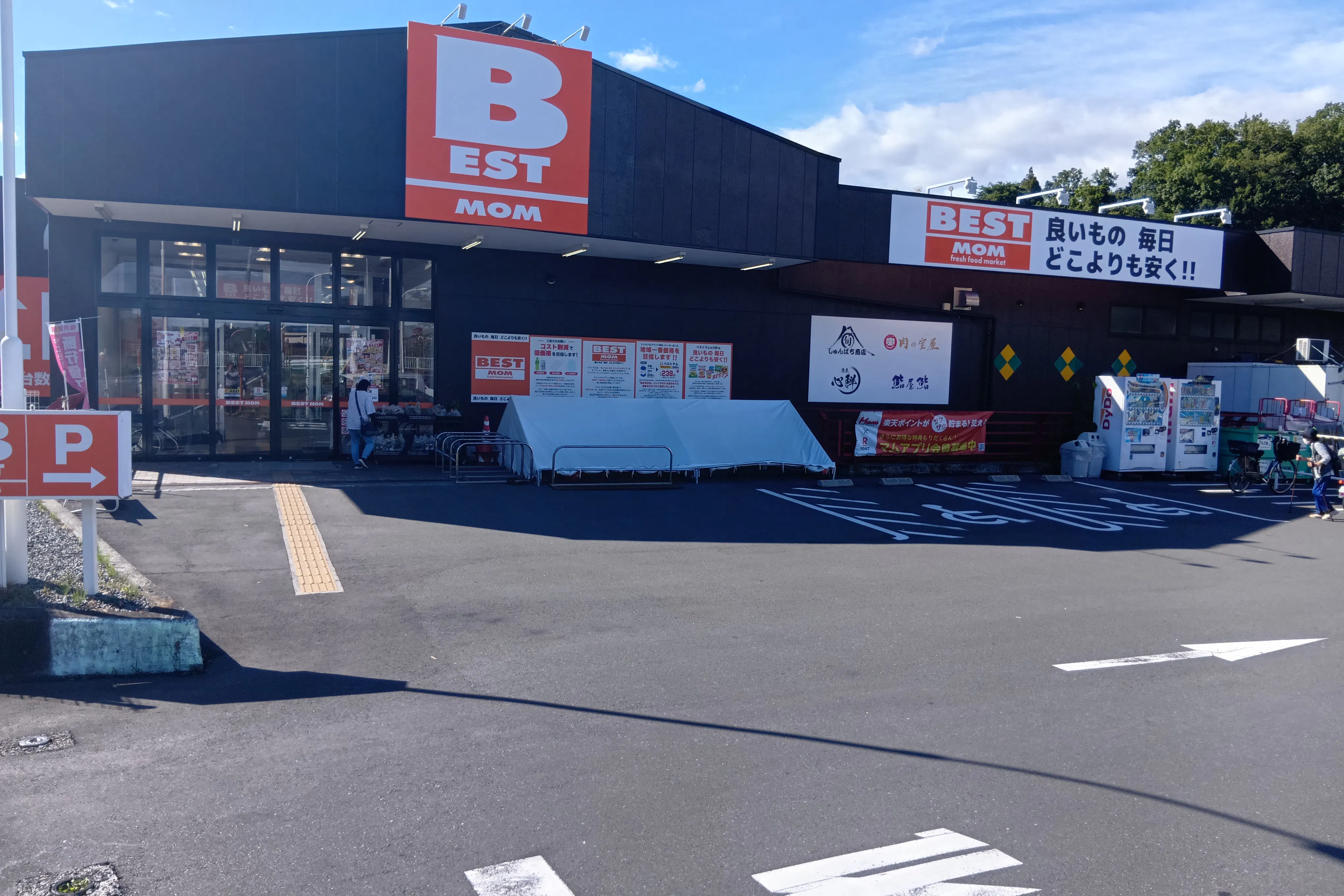 【ベストマム萩店】地下階エスカレーター裏 販促プロモーションや物販に最適なスーパー店内催事イベントスペース