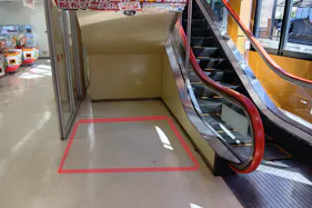 【ベストマム萩店】地下階エスカレーター裏 販促プロモーションや物販に最適なスーパー店内催事イベントスペース