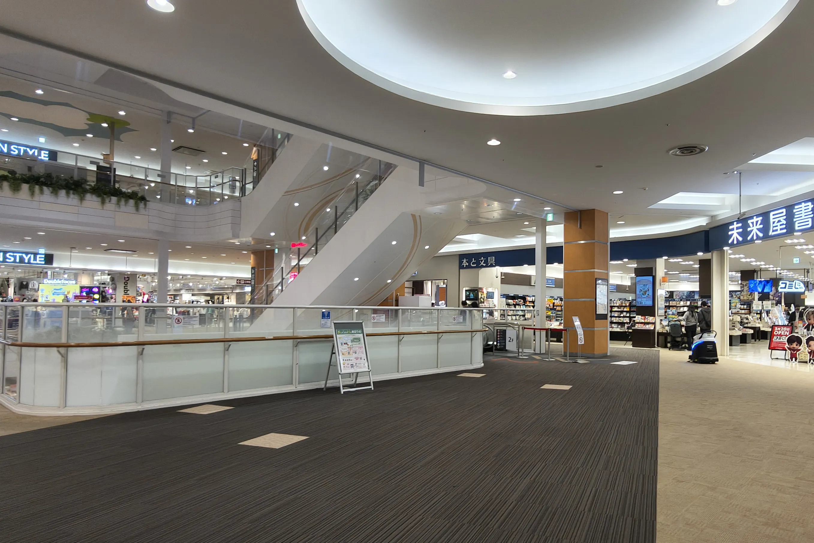 【イオンモール新潟亀田インター*】1F未来屋書店前