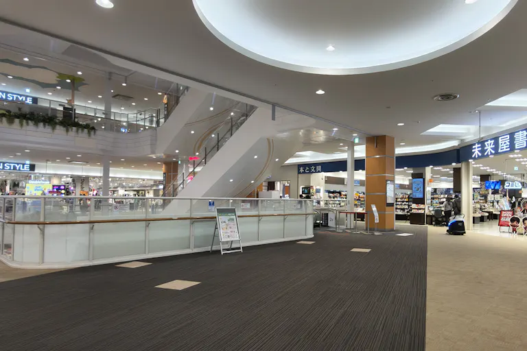 【イオンモール新潟亀田インター*】1F未来屋書店前の画像1