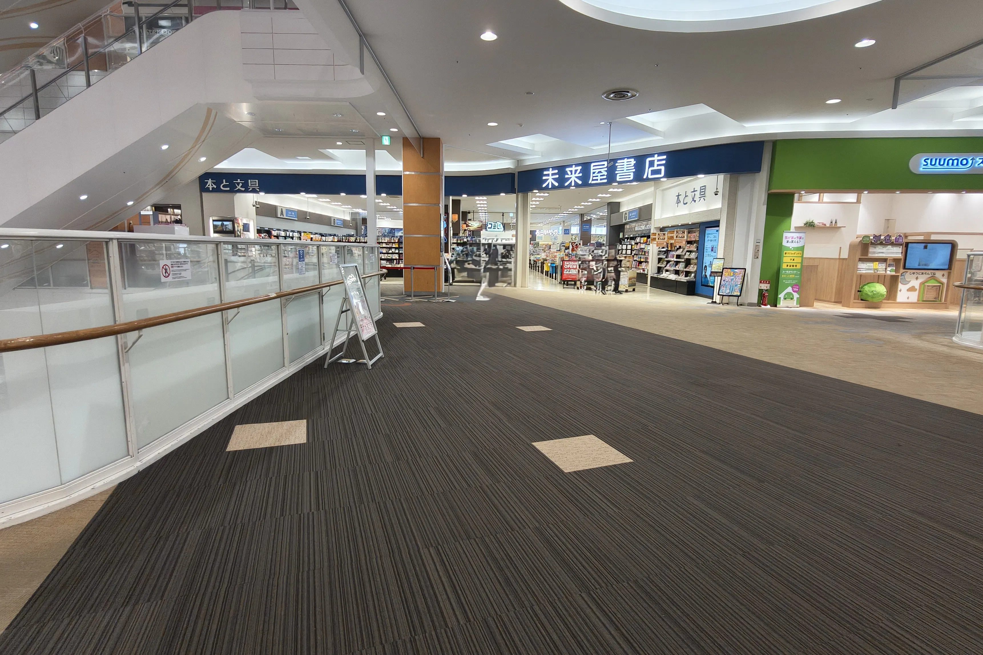 【イオンモール新潟亀田インター*】1F未来屋書店前