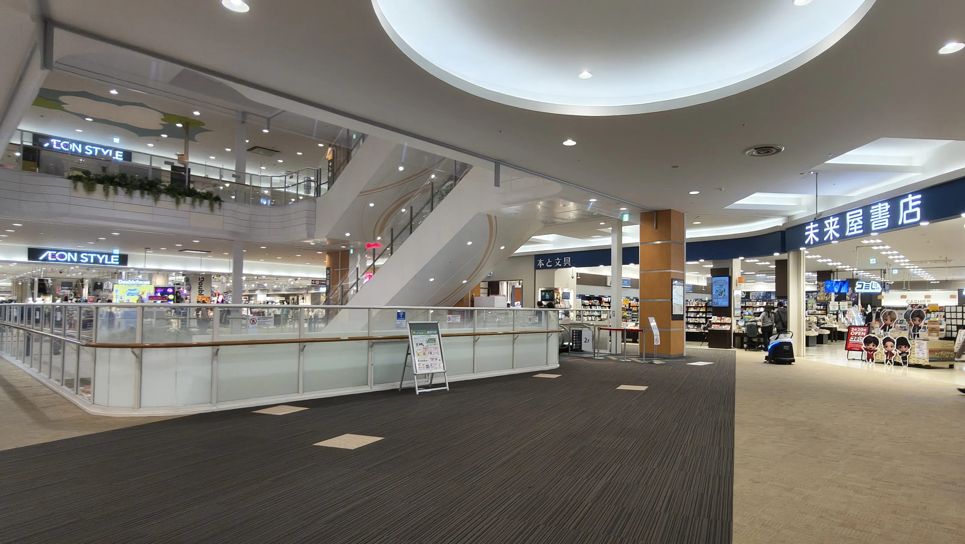 【イオンモール新潟亀田インター*】1F未来屋書店前の画像