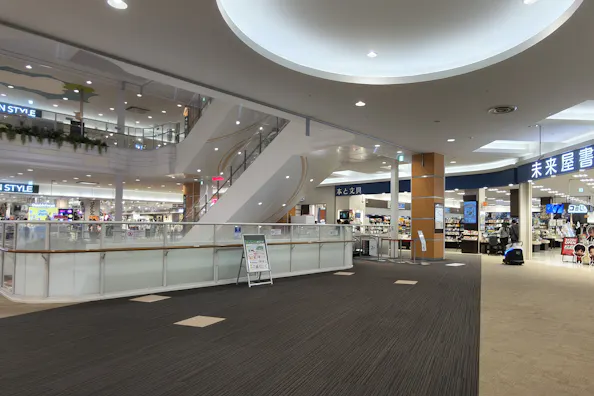 【イオンモール新潟亀田インター*】1F未来屋書店前