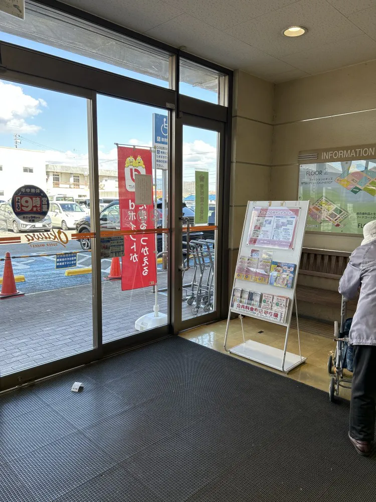 【オークワ高野口】販促キャンペーンやプロモーションイベントに適した風除室スペース