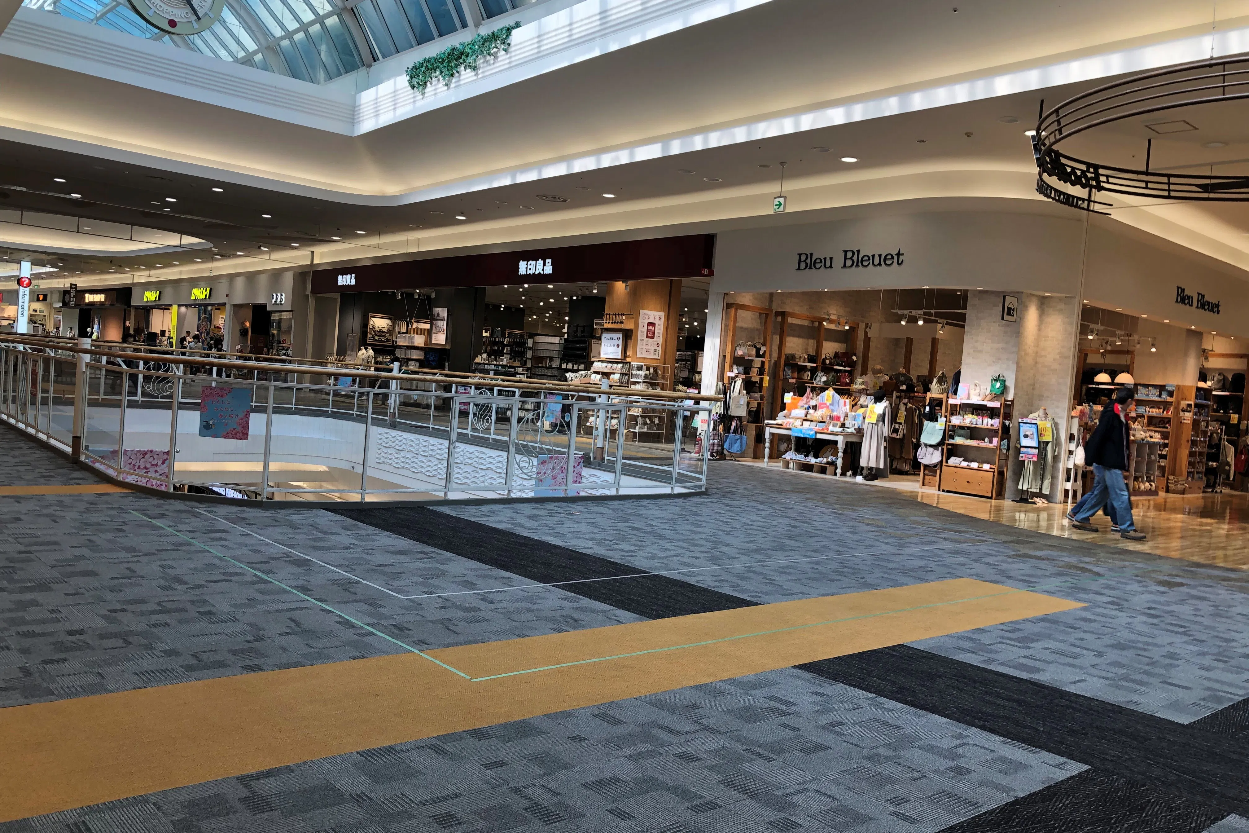 【イオンモールりんくう泉南】北Bブリッジ(フードコート入口前)