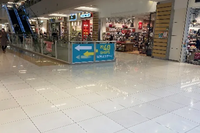 【ラゾーナ川崎プラザ】3階 Plaza East側吹き抜け前の画像2