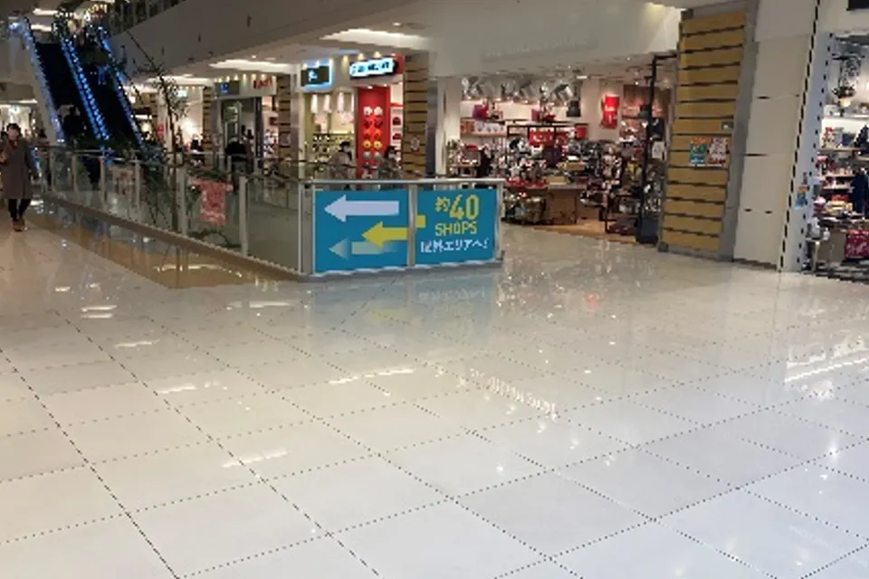 【ラゾーナ川崎プラザ】3階 Plaza East側吹き抜け前