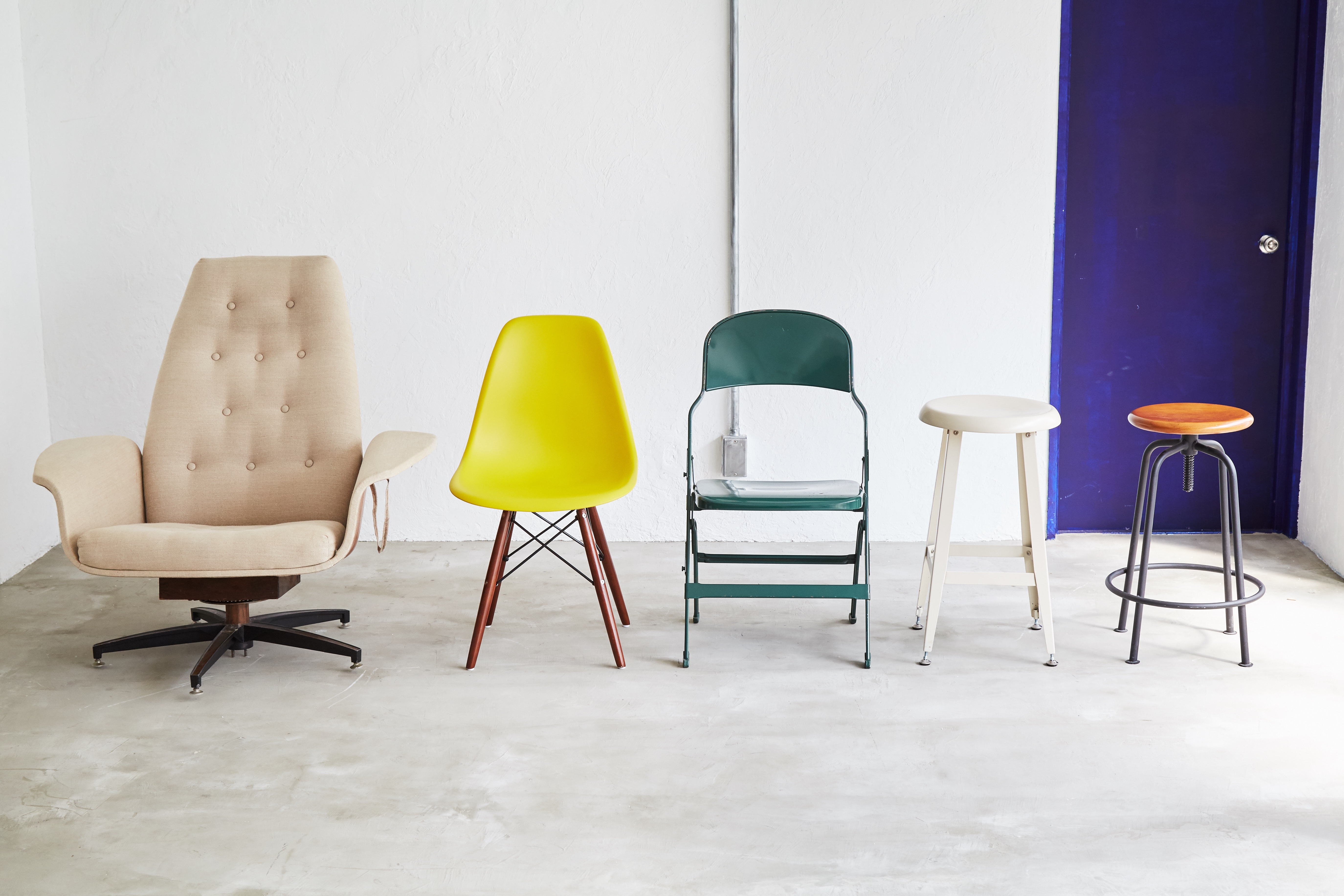 様々なデザインの椅子やソファを用意しています。