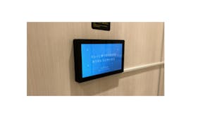 【横浜ワールドポーターズ】トイレ個室 横型サイネージ