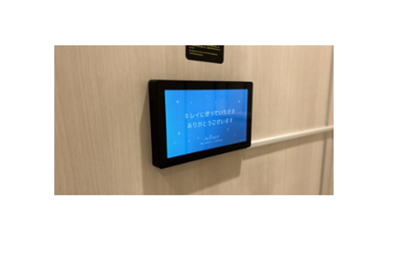 【横浜ワールドポーターズ】トイレ個室 横型サイネージ