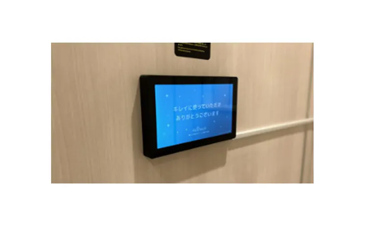 【横浜ワールドポーターズ】トイレ個室 横型サイネージの画像1