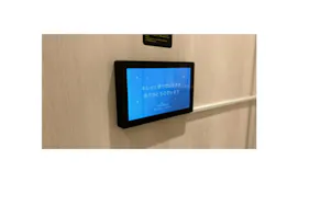 【横浜ワールドポーターズ】トイレ個室 横型サイネージ