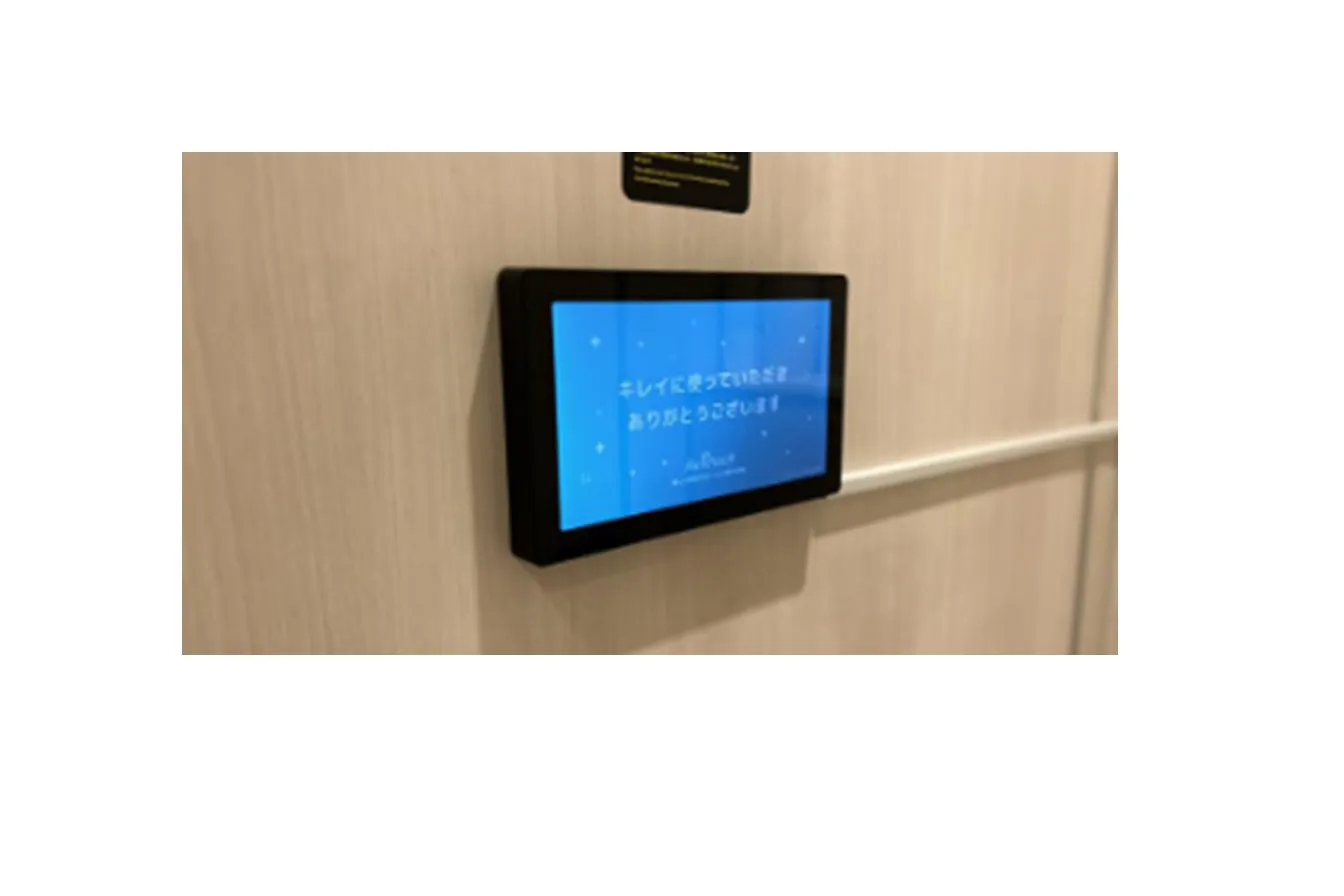 【横浜ワールドポーターズ】トイレ個室 横型サイネージ