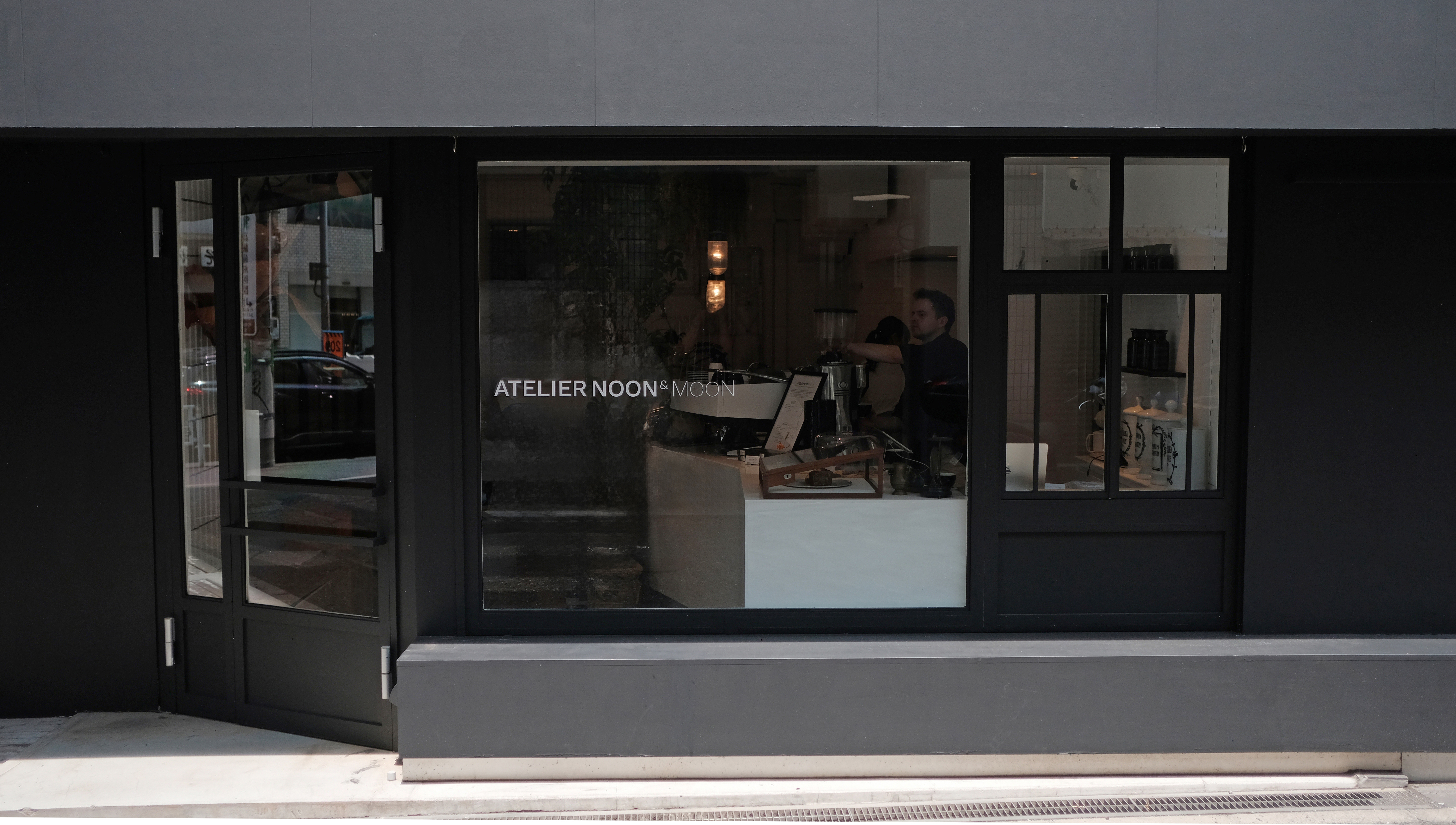 真っ黒な外観が目印