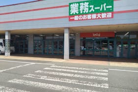 【スーパーモールラッキー】食物販やキッチンカーに最適な地域密着型の総合スーパー内入口近くにあるイベントスペース