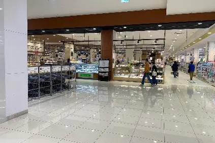 【イオンモール東員】1階 コスモスコートカート裏