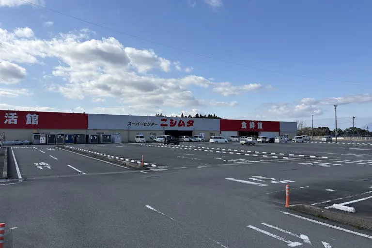【スーパーセンターニシムタ岩川店】キッチンカーに最適な食鮮館側駐車場スペース