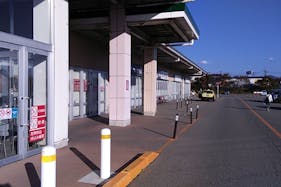 【イオンスーパーセンター本荘店】キッチンカーの出店に最適なスーパーセンター内の屋外イベントスペース