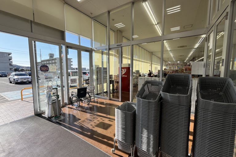 【オークワ名古屋守山】プロモーションに利用可能な農産出入口のスペースの画像1