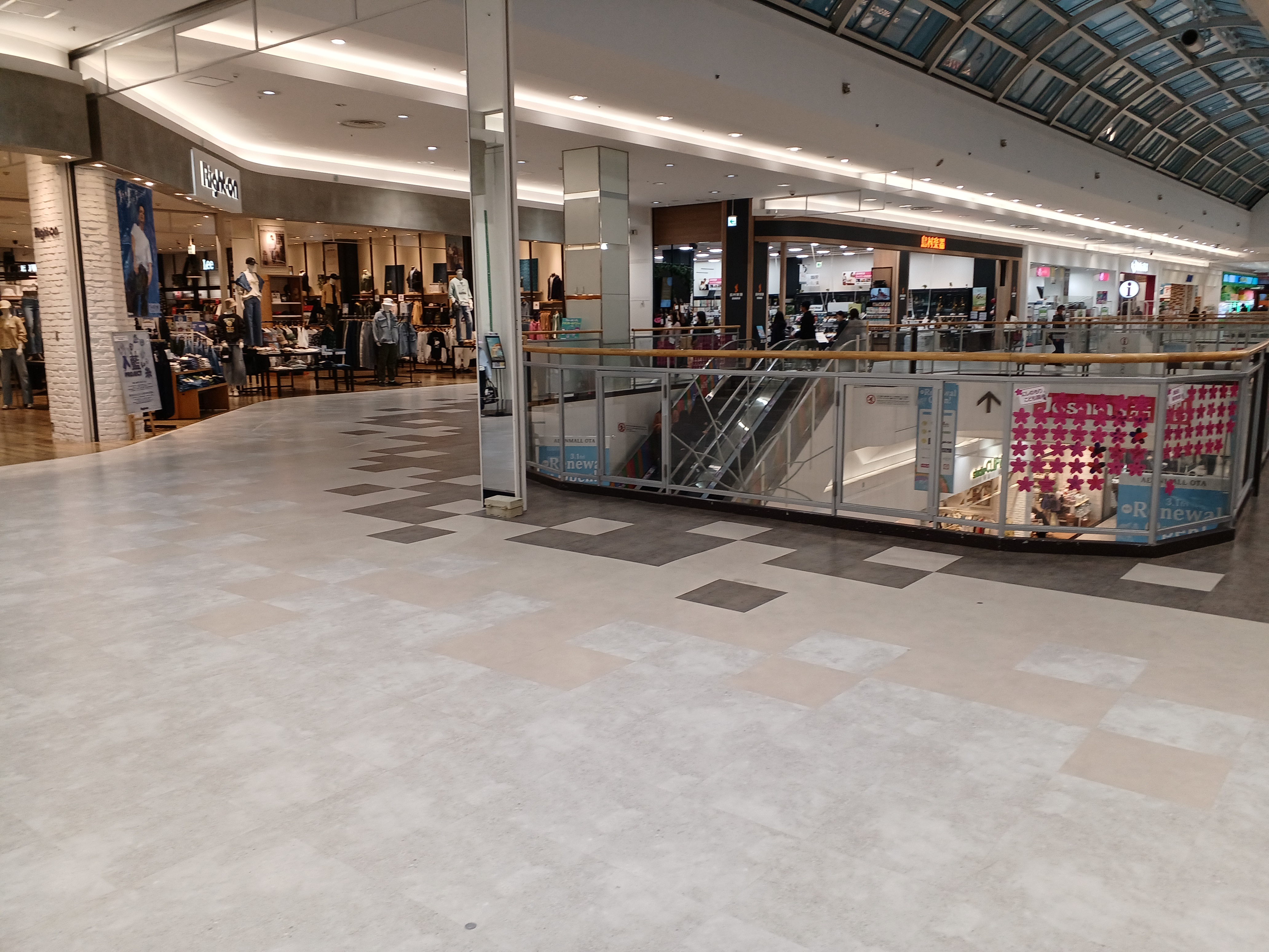 【イオンモール太田】2F ライトオン前