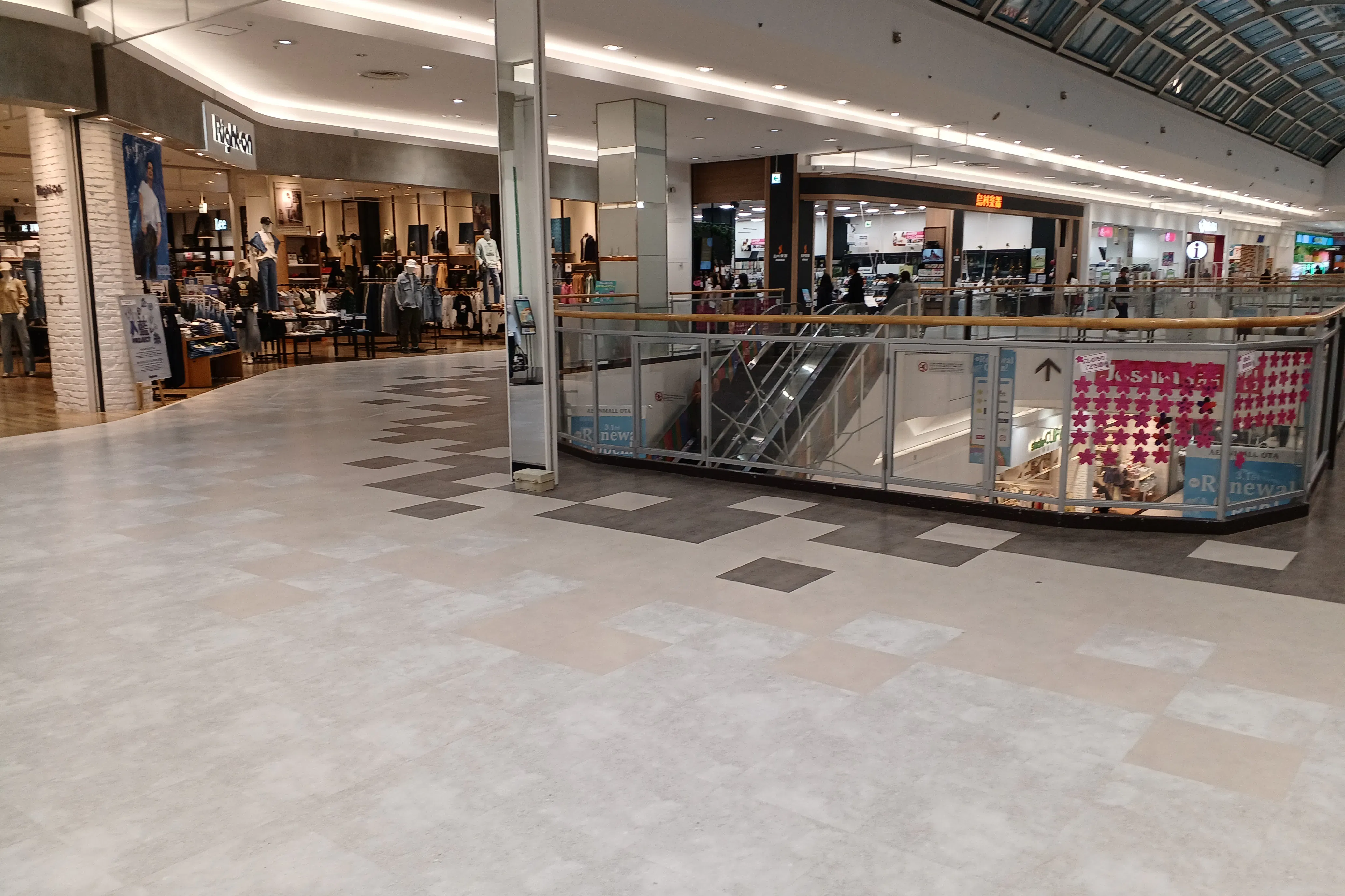 【イオンモール太田】2F ライトオン前