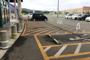 【ダイナム秋田五城目店】キッチンカーに最適なアミューズメント施設のイベントスペース(店舗出入口前)