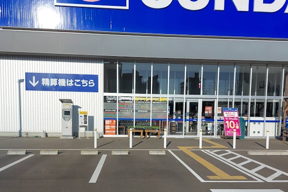 【ホームセンターサンデー仙台卸町店】キッチンカーの出店に最適な店舗出入口付近にある屋外スペース