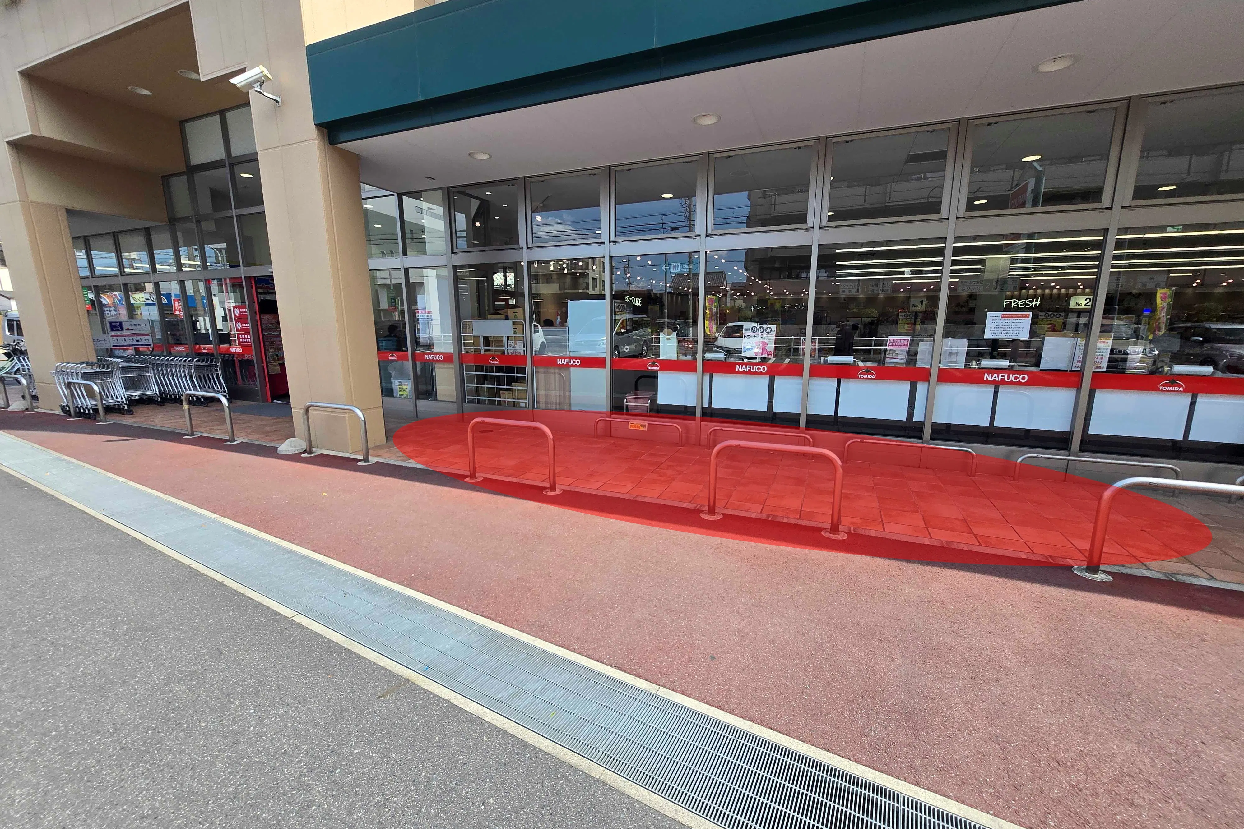 【ナフコトミダ貴船店】食物販や販促プロモーションに最適な入口近くの軒下スペース