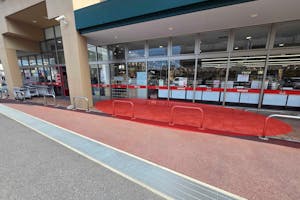 【ナフコトミダ貴船店】キッチンカーや販促プロモーションに最適な入口近くの屋外スペース