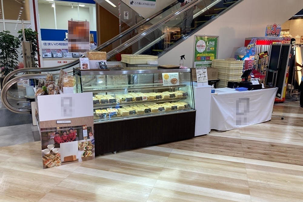 【アクロスモール新鎌ケ谷】食物販のポップアップストアやプロモーションに最適なショッピングモール1Fにある中央エスカレーター上り横のイベントスペース