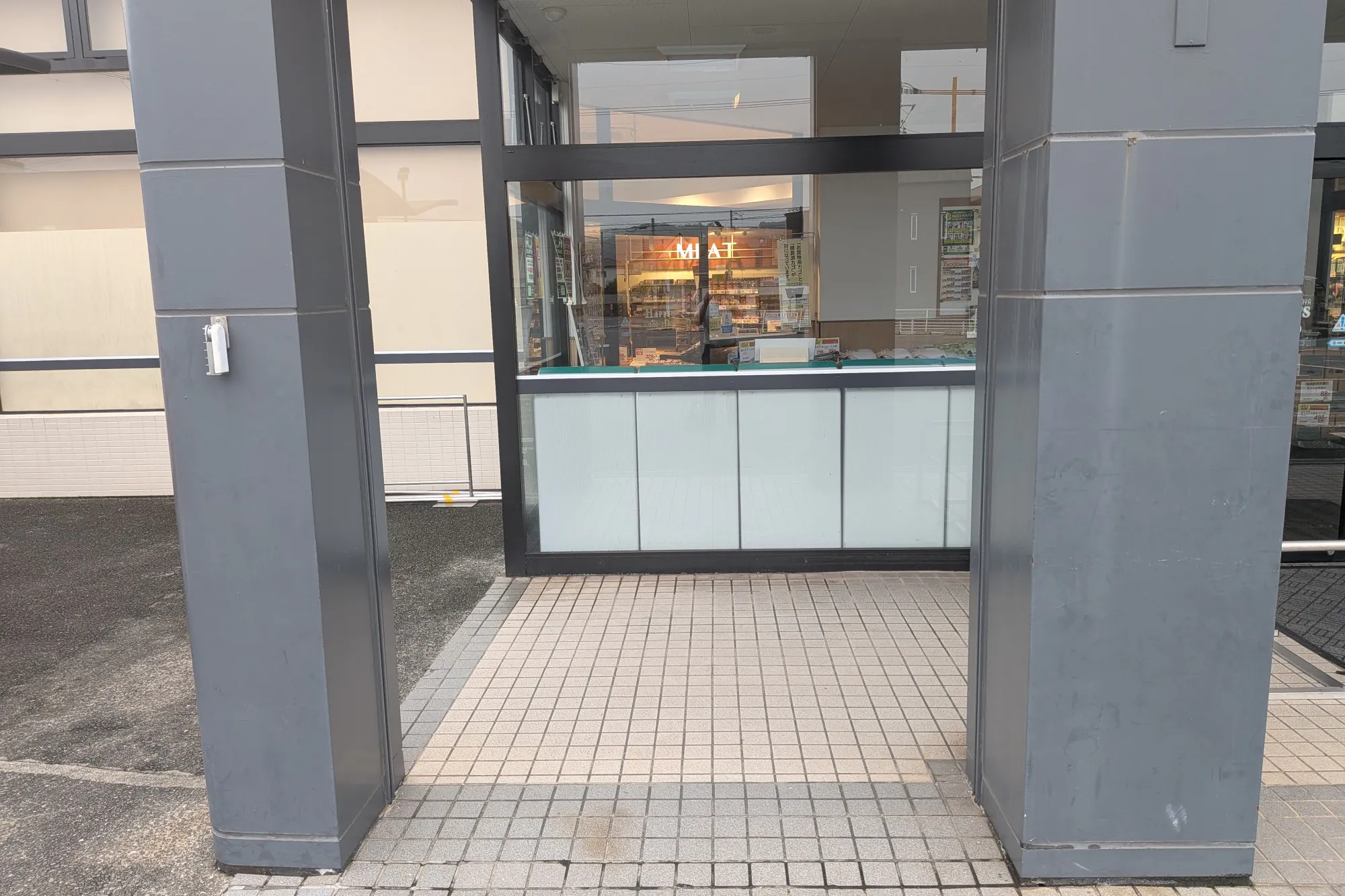 【天満屋ハピーズ老松店】入口横 左側 各種プロモーション、会員獲得イベントに最適な屋外催事イベントスペース