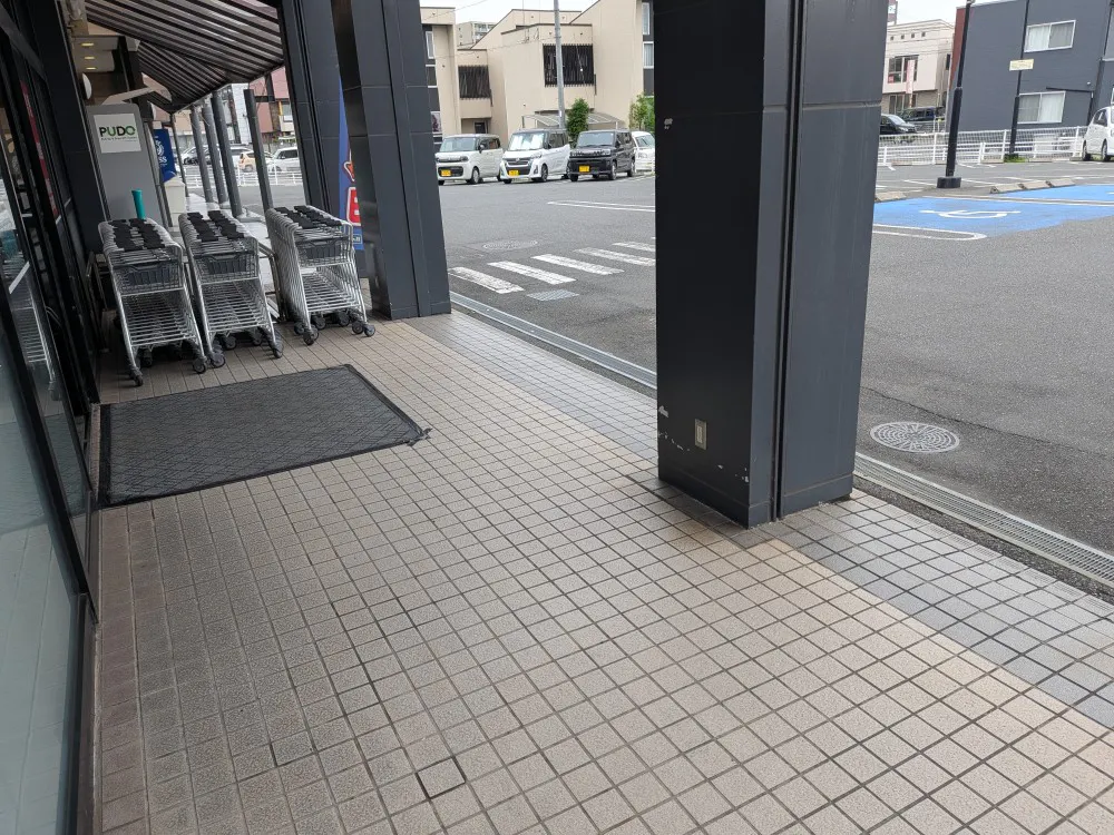 【天満屋ハピーズ老松店】入口横　左側 各種プロモーション、会員獲得イベントに最適な屋外催事イベントスペース