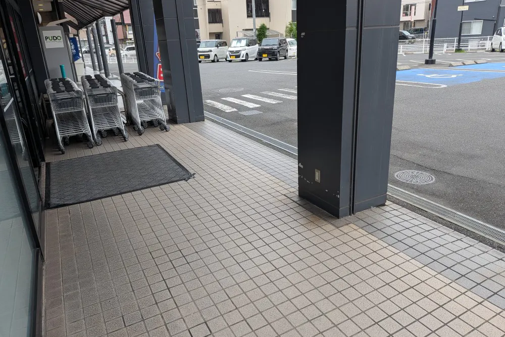 【天満屋ハピーズ老松店】入口横 左側 各種プロモーション、会員獲得イベントに最適な屋外催事イベントスペース