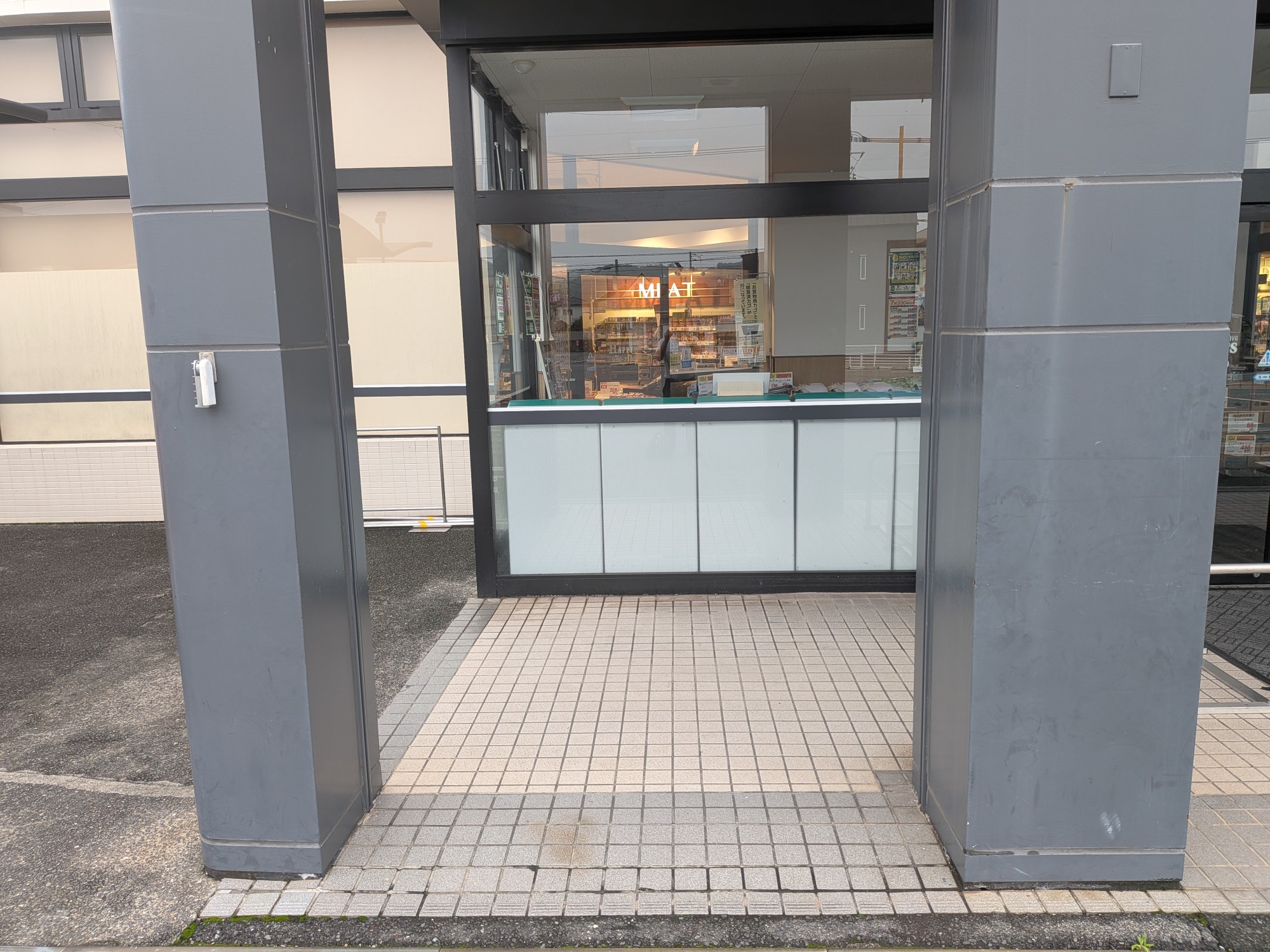 【天満屋ハピーズ老松店】入口横　左側 各種プロモーション、会員獲得イベントに最適な屋外催事イベントスペース