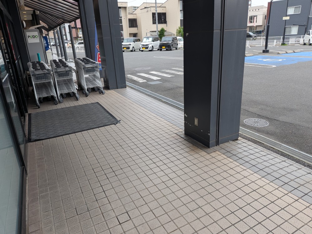 【天満屋ハピーズ老松店】入口横　左側 各種プロモーション、会員獲得イベントに最適な屋外催事イベントスペース