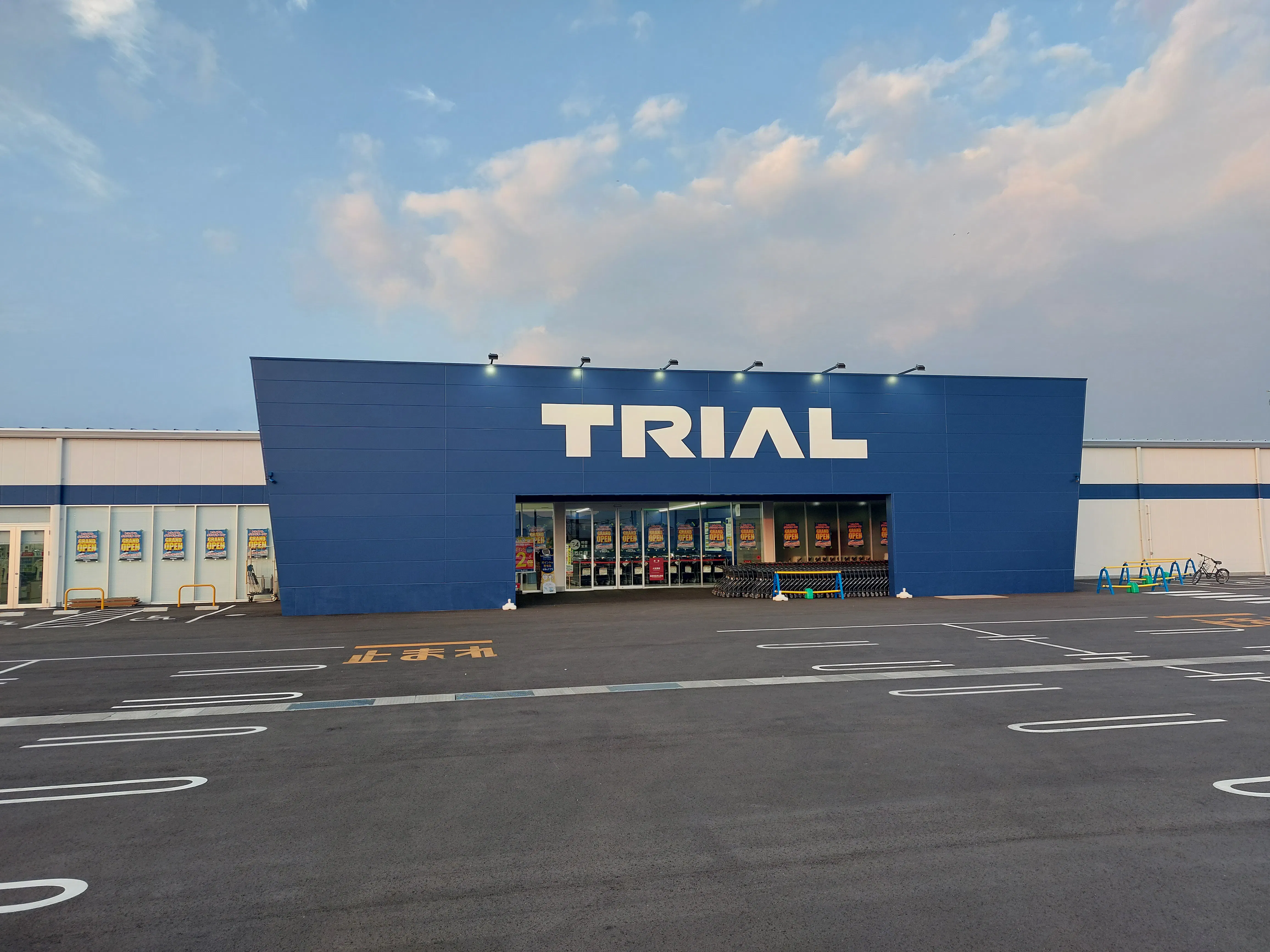 【スーパーセンタートライアル三木店】販促プロモ活動に最適な トライアル三木店『風除室』スペース