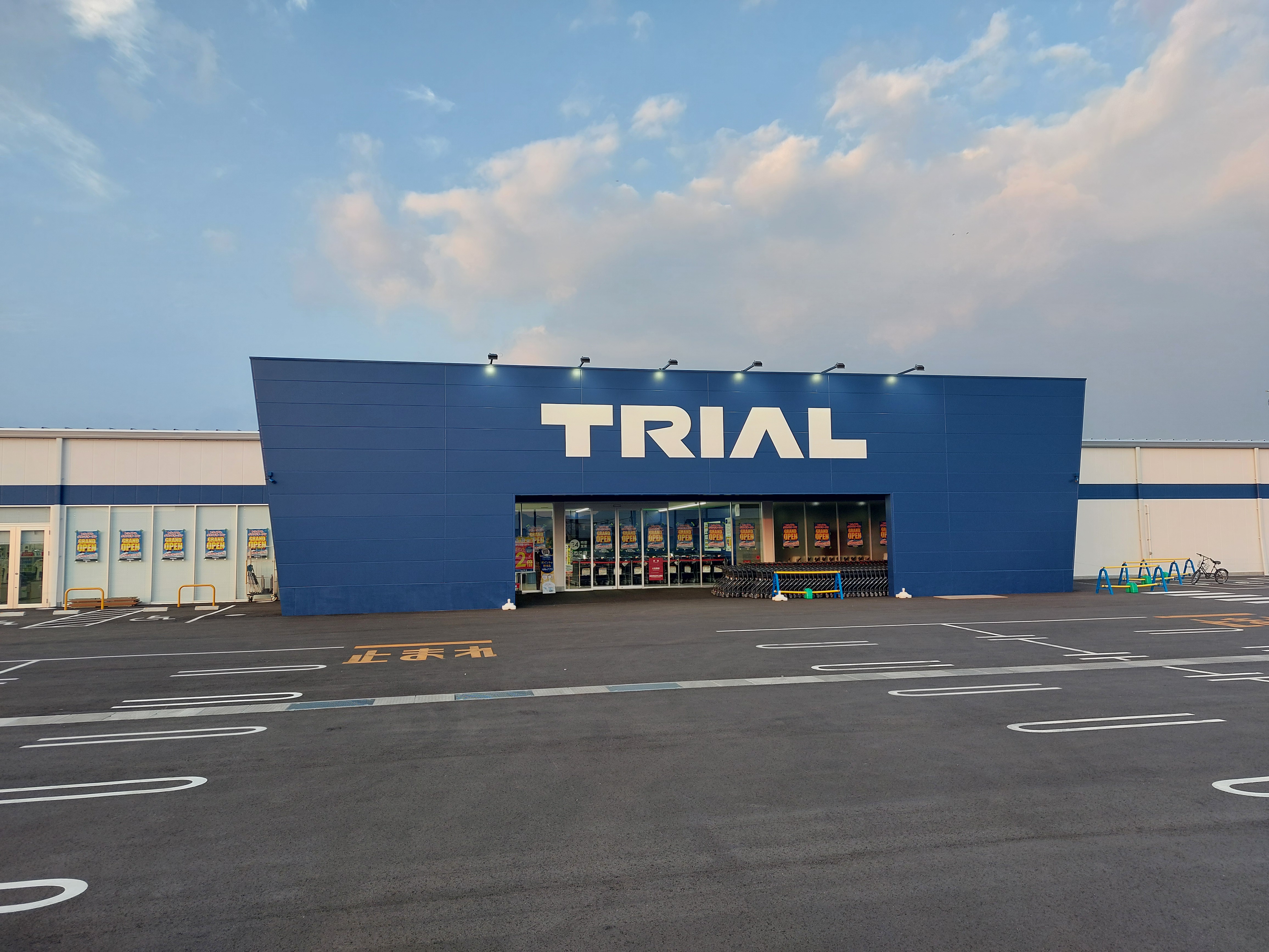 【スーパーセンタートライアル三木店】販促プロモ活動に最適な トライアル三木店『風除室』スペース