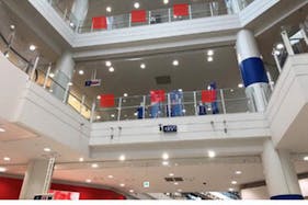 【イオンモールむさし村山】モール内広告 吹き抜けガラス