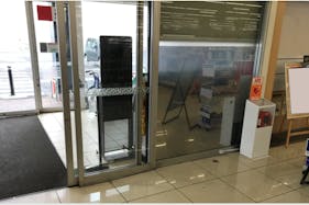 【西友 江南店】1階食品スーパーマーケット(入口横) ポップアップストア(物販、食物販)やプロモーション用途に最適なスーパー店内催事イベントスペース