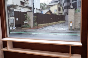 【根津駅5分】展示会や撮影に最適な視認性抜群の路面スペース