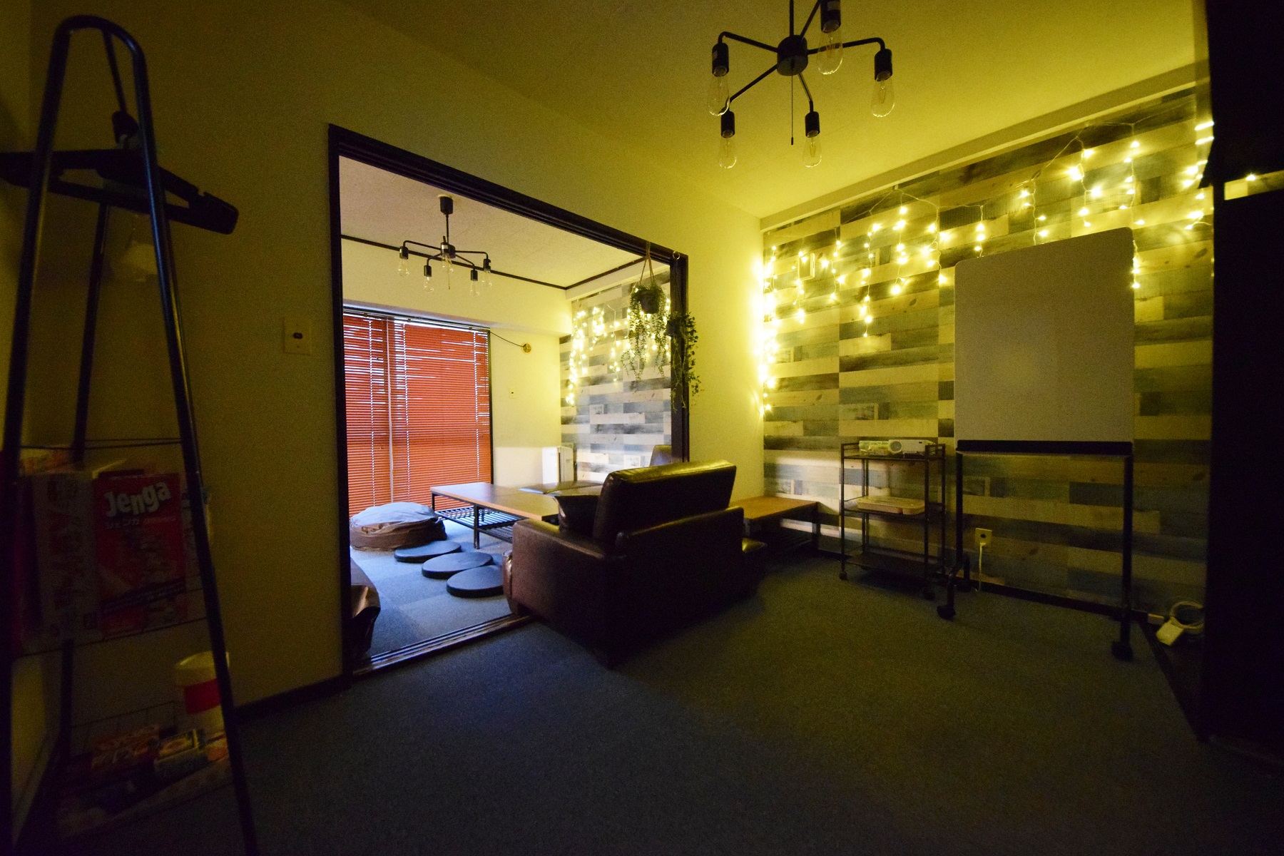 照明はカラフルで鮮やかに空間を照らします