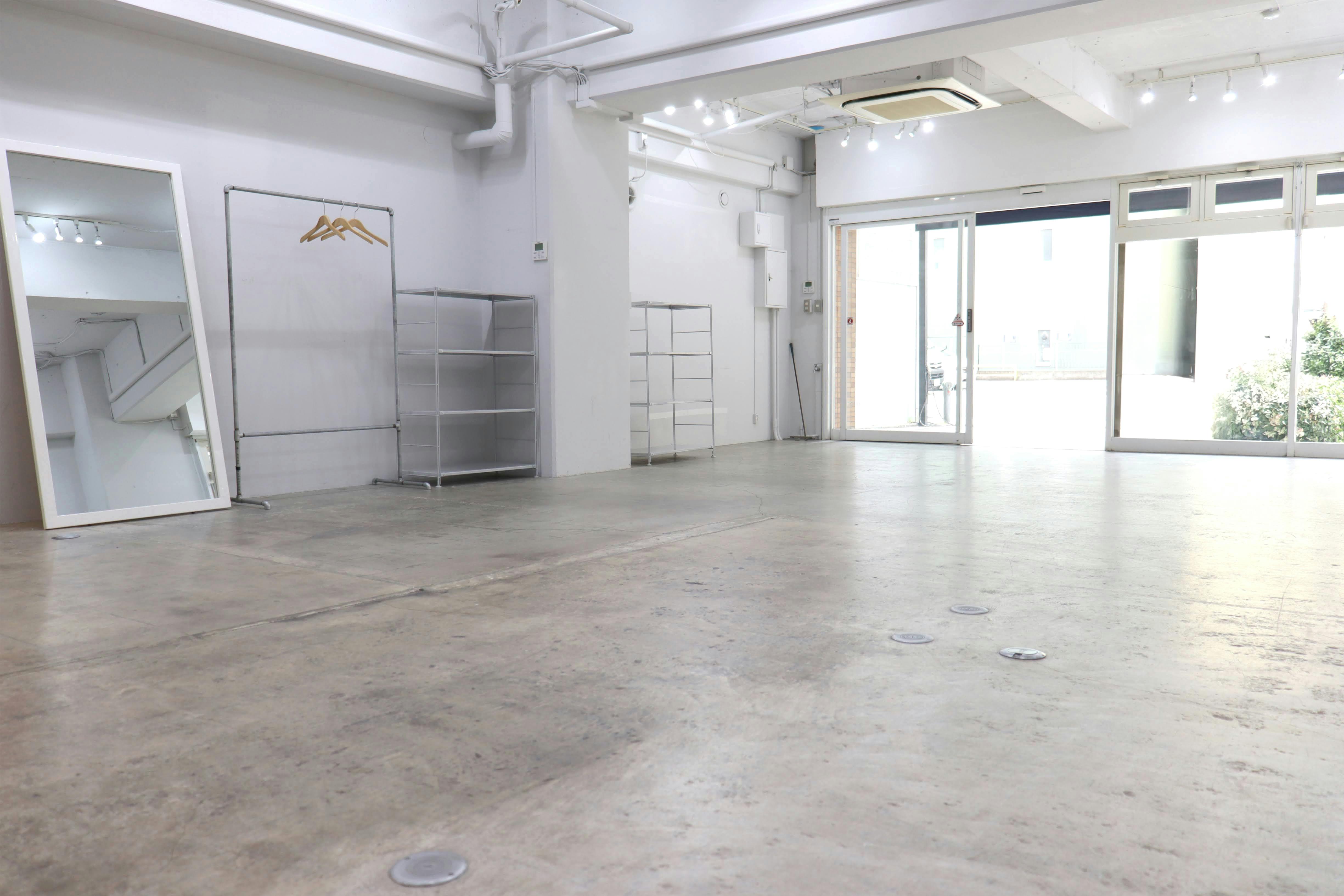 【本町駅7分】路面の駐車場2台付きで南向き / 展示会やポップアップストアに最適 / ガラス張りで開放感のある25坪のレンタルスペース / 無料貸し出し什器が充実