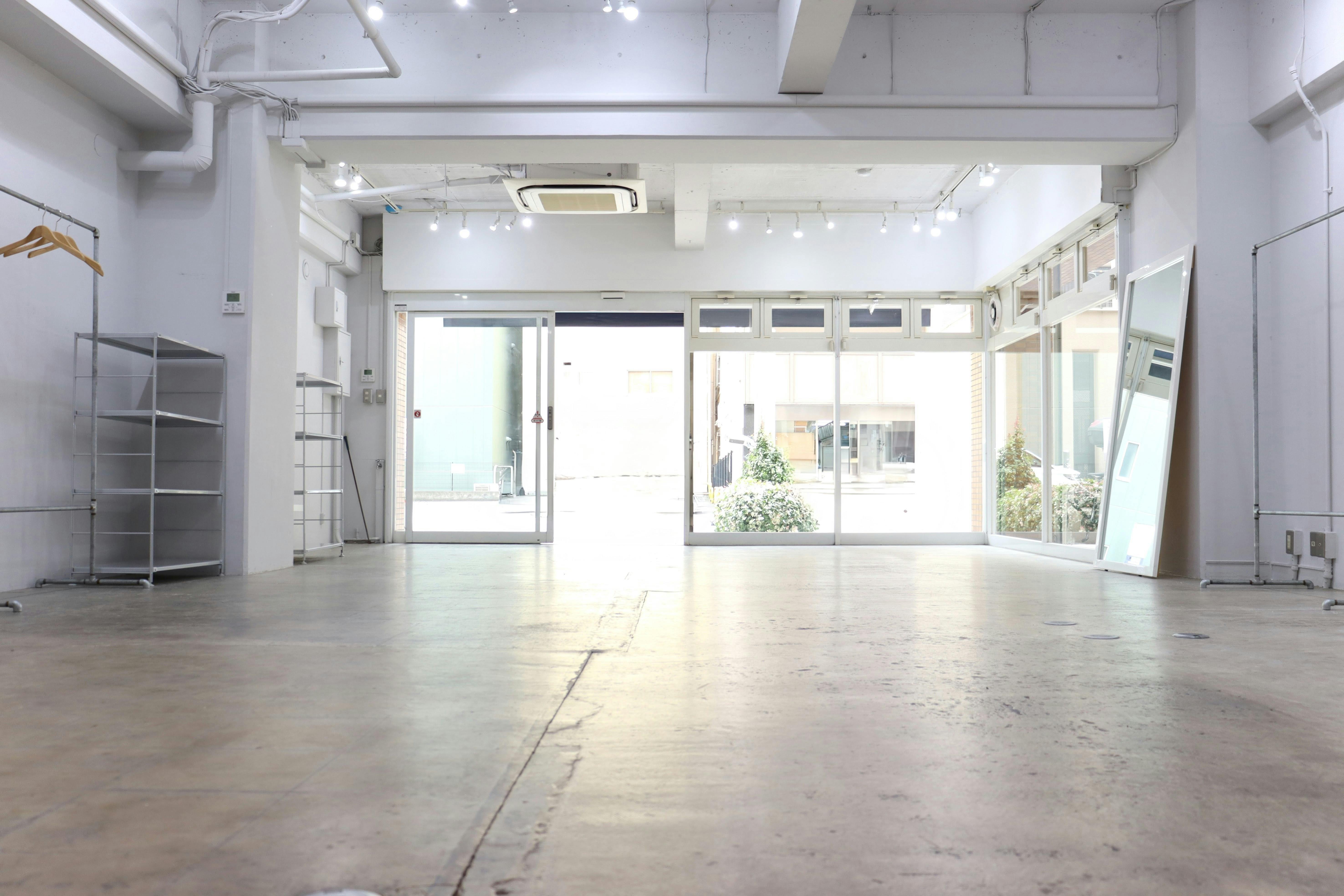 【本町駅7分】路面の駐車場2台付きで南向き / 展示会やポップアップストアに最適 / ガラス張りで開放感のある25坪のレンタルスペース / 無料貸し出し什器が充実