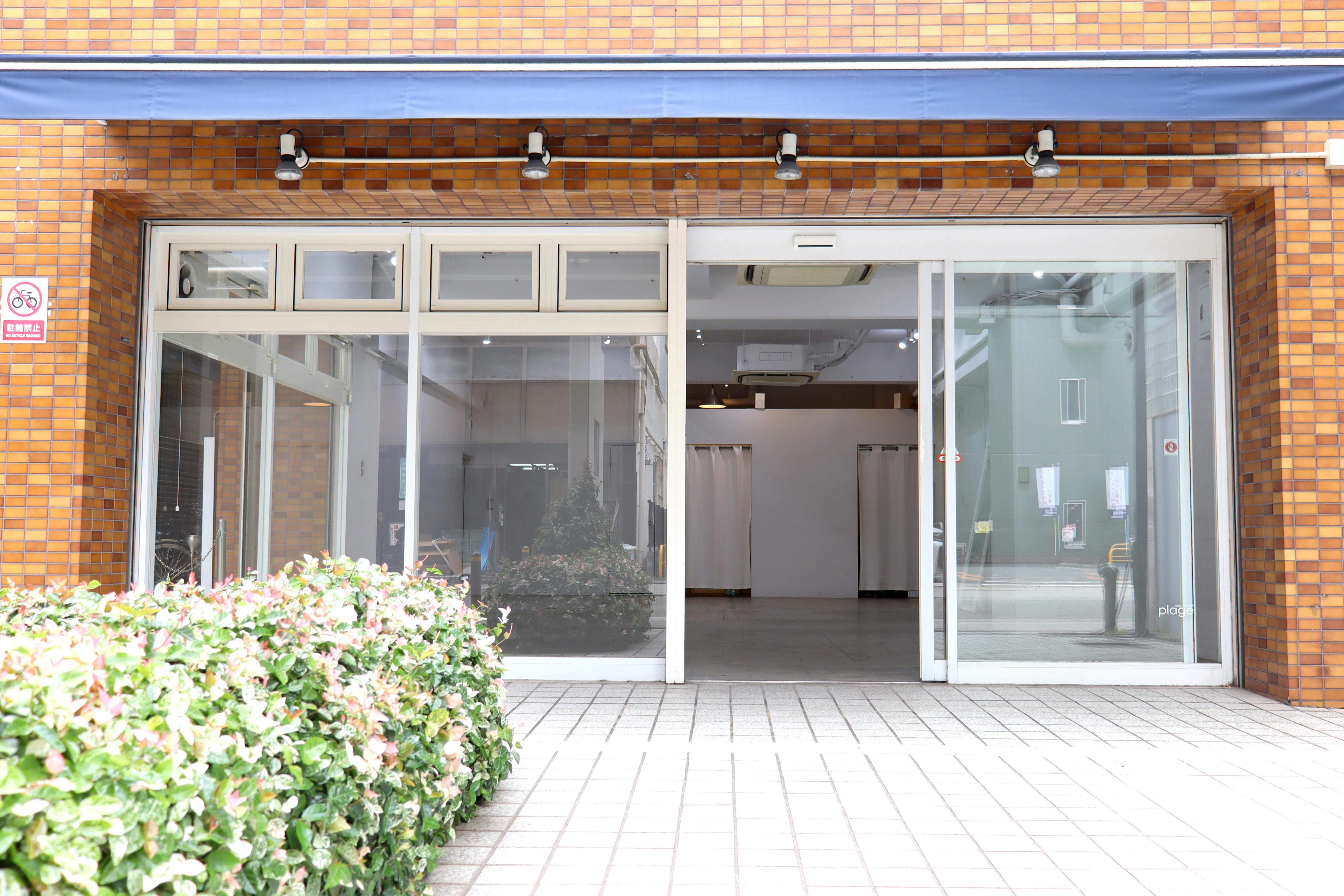 【本町駅7分】路面の駐車場2台付きで南向き / 展示会やポップアップストアに最適 / ガラス張りで開放感のある25坪のレンタルスペース / 無料貸し出し什器が充実